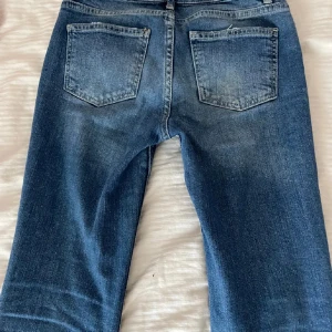 Blå bootcut jeans låg midja - Blå jeans med bootcut och låg midja från Gina Young. Pris kan diskuteras 💕