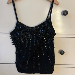 Paljett topp - Svart linne med paljetter, super bra skick knappt använd. Perfect till fest eller middag, skriv vid intresse eller diskution om pris❣️