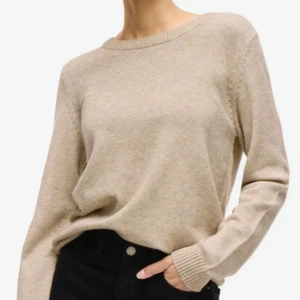 Beige stickad tröja med rund hals - Så skön tröja som passar verkligen till allt 💕