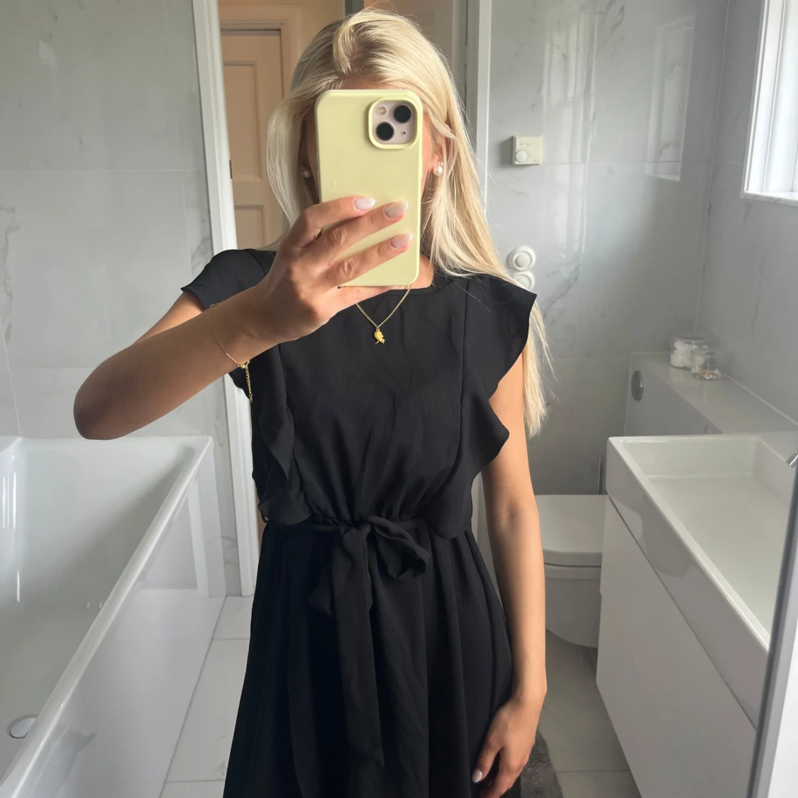 Svart kortklänning med knyt i midjan - 1