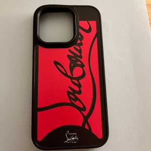  Christian Louboutin skal iphone 15Pro - Snygg skal från Louboutin Perfekt för dig som vill sticka ut med en lyxig accessoar.