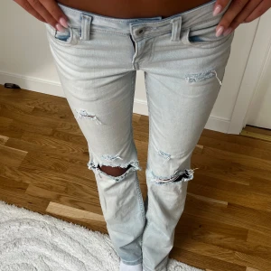 Lågmidjade ljusblåa jeans med hål! - Säljer nu mina skitsnygga ljusblåa jeans med egen gjorde hål! 