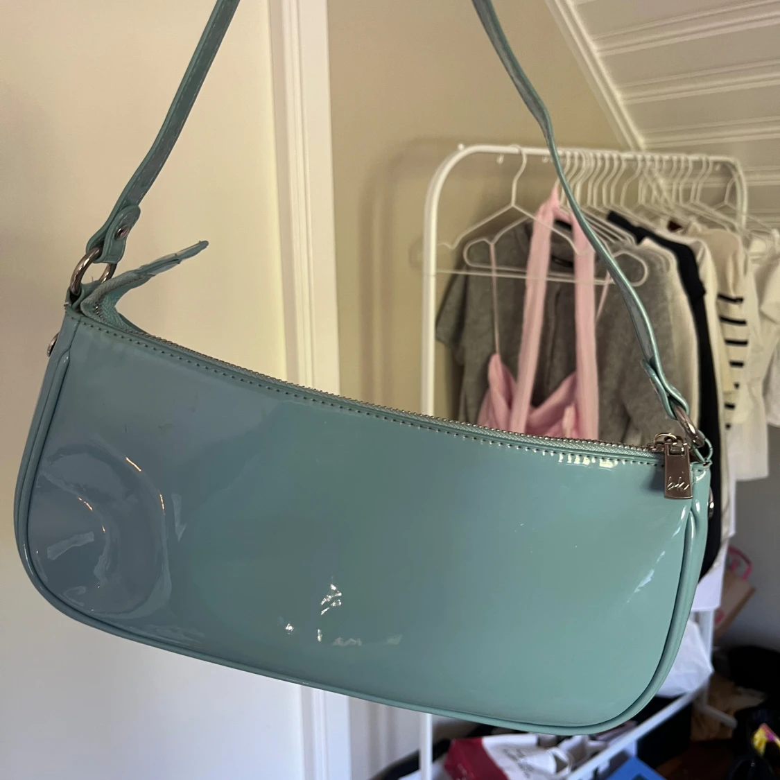 Ljusblå axelväska i glansigt material - 2