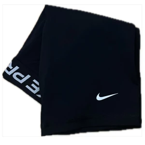 Nike Pro svarta träningshorts xs - Svarta Nike Pro shorts i strl xs. Tight passform med elastisk midja och en Nike Swoosh-logga framtill på benet. Högmidjade men går lätt att vika ner som på bild 4. Snygga, sportiga och perfekta för träning. 