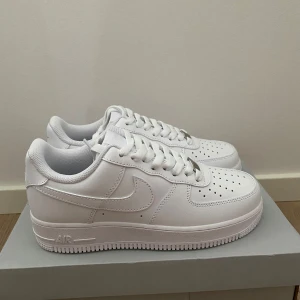 Air force 1 - Vita air force 1. Storlek 39