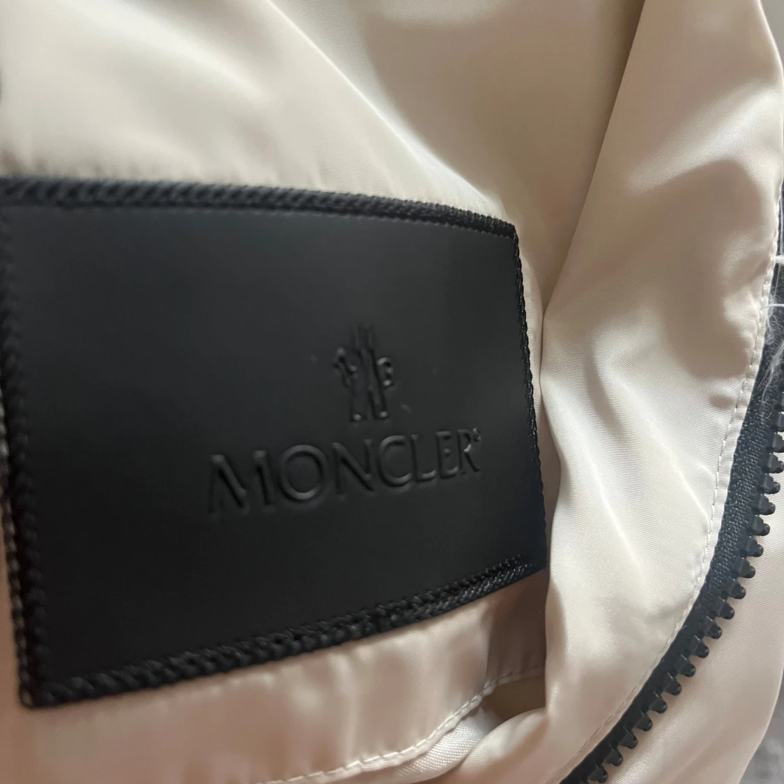 Beige vindjacka från Moncler - 3