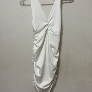 Klänning - Sexig vit klänning med lite rygg öppning. Nytt skick 