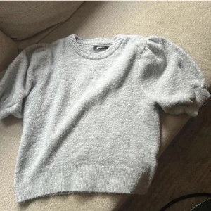 Grå topp - Fin stickad grå topp ifrån gina tricot. Den är andvänd några få gånger. Lite nopprig men inget man tänker på!❣️