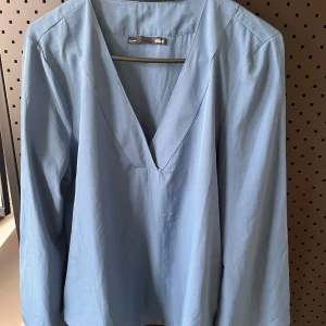 Ny blus strl M  - Helt ny blus i strl M från Lager 157. Material: 100% polyester 