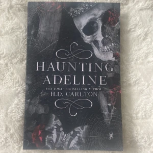 Haunting Adeline - En mörk och mystisk roman med inslag av spänning och romantik. Perfekt för dig som gillar intensiva berättelser med starka känslor och oväntade vändningar. 