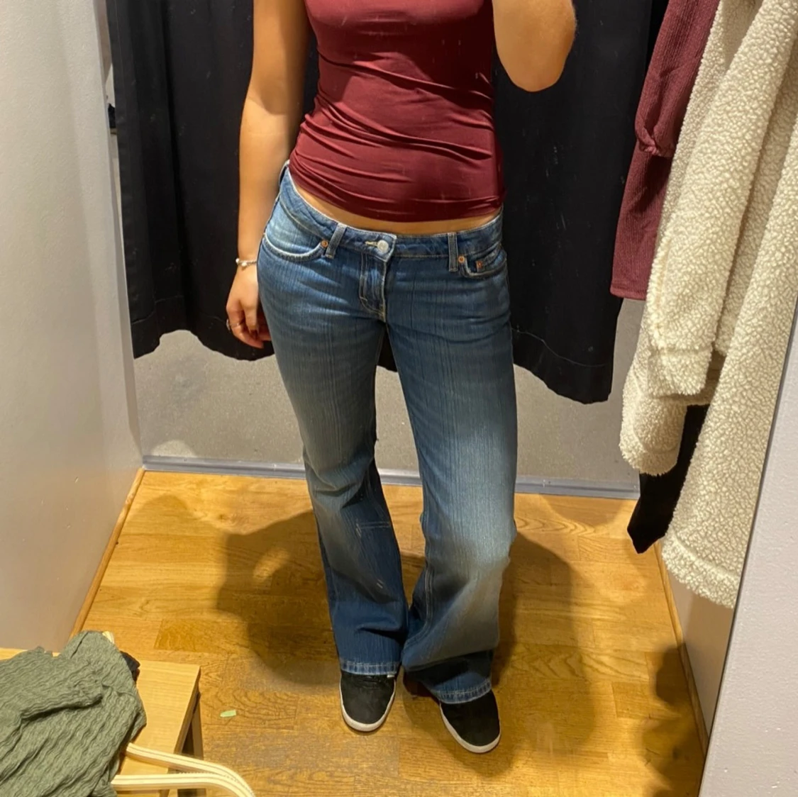 Blå bootcut jeans låg midja weekday nova