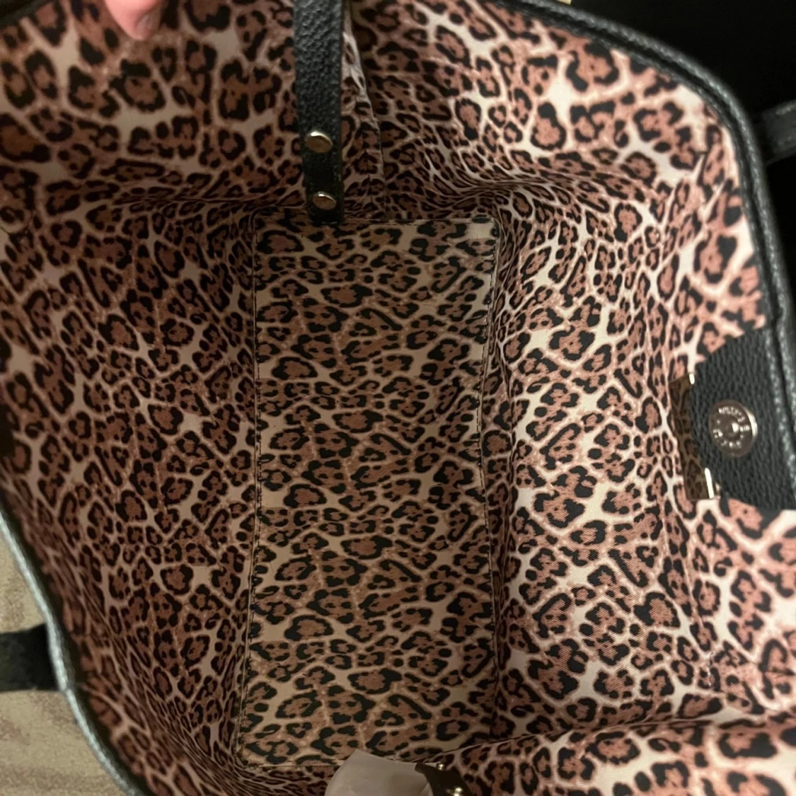 Svart väska från Guess - 93