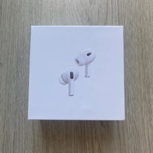 Air, pod PRO generation 2 - 🔹 Aktiv brusreducering (ANC) 🔹 Transparensläge 🔹 Jättebra ljudkvalitet 🔹 Levereras med alla tillbehör Skicka gärna prisförslag