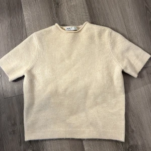 Beige stickad kortärmad tröja Zara - Kortärmad stickad tröja ifrån Zara säljer pga ingen användning! Storlek M men sitter som en S 