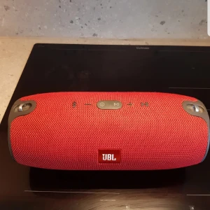 JBL extreme högtalare  - En högtalare inga konstigheter med den alls säljer den för att har 2 st precis likadana. Original laddaren medföljer.  Dock ingen axel rem
