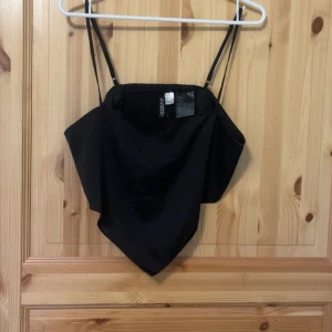 Snygg liten top ( kan tänka mig sänka pris)  - Toppen är använd någon sällan gång och har inga defekter som är synliga, banden är justerbara och den har en liten tyg bit vid brösten så man kan ha den utan bh