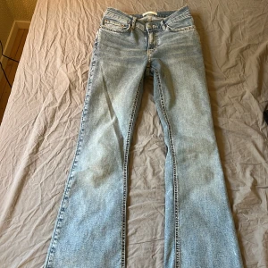 Ljusblå bootcut jeans  - Snygga mid waist bootcut jeans från gina tricot i storlek 34. De är använda fåtal gånger vilket gör att de fortfarande är i väldigt bra skick.