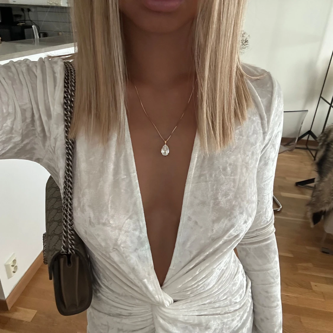 Vit sammetsklänning från Nelly - 1