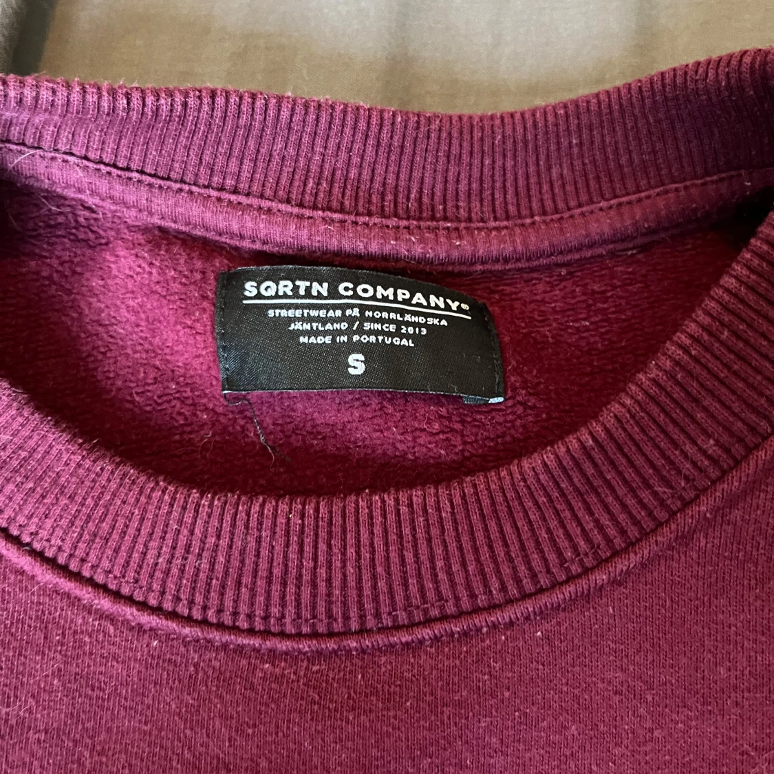 Vinröd sweatshirt från SQRTN Company - 2