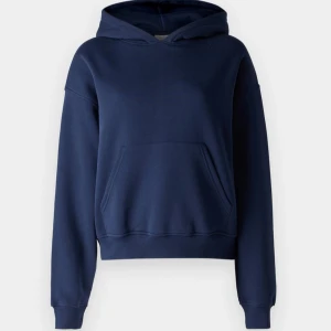Mörkblå hoodie från Gina - Säljer en mörkblå hoodie från Gina Tricot, basically basics-kollektionen. Klassisk modell med huva, magficka och ribbade muddar. Perfekt för typ alla outfits, smidig och skön. Lite nopprig på insidan men annars superfint skick💞