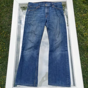 Levi's 507 Jeans — W30 L31 - Säljer ett par Levi's 507 Bootcut i mellanblå tvätt. Storlek W30 L31. Klassisk passform med normal midja och lätt utsvängda ben (bootcut). Jeansen är i fint skick med naturligt slitage. Inga hål eller lagningar. Pris går att diskutera vid snabb affär. Bara att höra av dig vid minsta fundering!