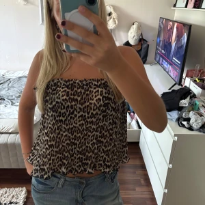 Leopardmönstrad topp - Säljer en luftig och snygg topp med leopardmönster. Den är knappt använd💗