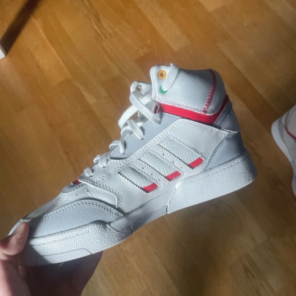 Adidas vita och röda sneakers high - 1