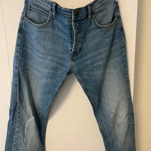 Lee jeans - Lee jeans med rak passform. Kommer tyvärr inte till användning då de är för stora i midjan. Storlek 36/32