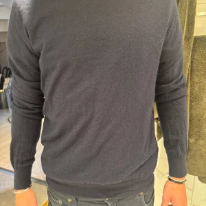 Svart stickad tröja i klassisk modell - Tröja 