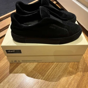 Axel arigato - Snygga axel arigato 360 laceless. Strl 41 med box och all tillbehöver. Perfekta till sommaren. Pris kan diskutwras