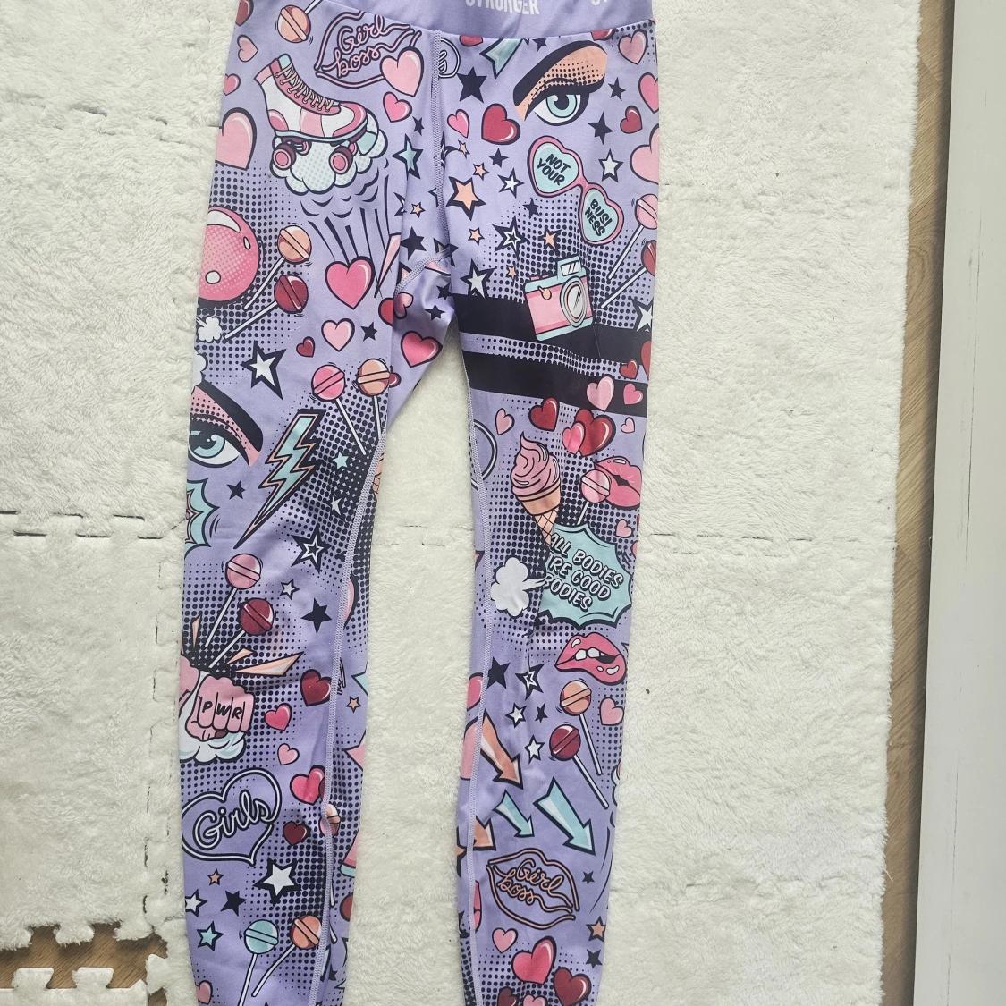 Lila leggings från Stronger med pop art