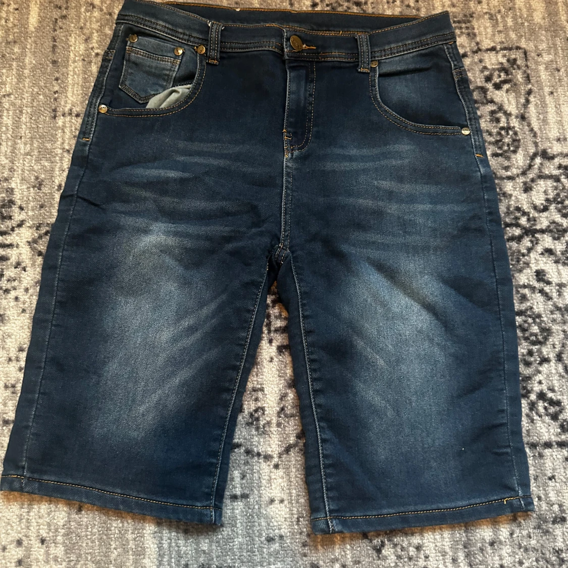 Mörkblå jeansshorts från Knox