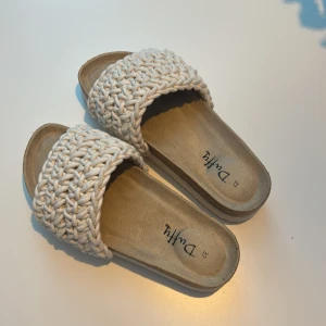 Sommar tofflor - Säljer dessa fina tofflor som är perfekt nu till sommaren. De är aldrig använda! Storlek 37💋Kom privat för frågor eller intresse!