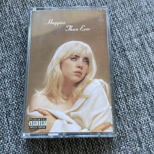 Billie Eilish Happier than ever Cassette - Happier Than Ever cassette, grey edition, aldrig använd men har lite små repor på fodralet. Nypris: 229