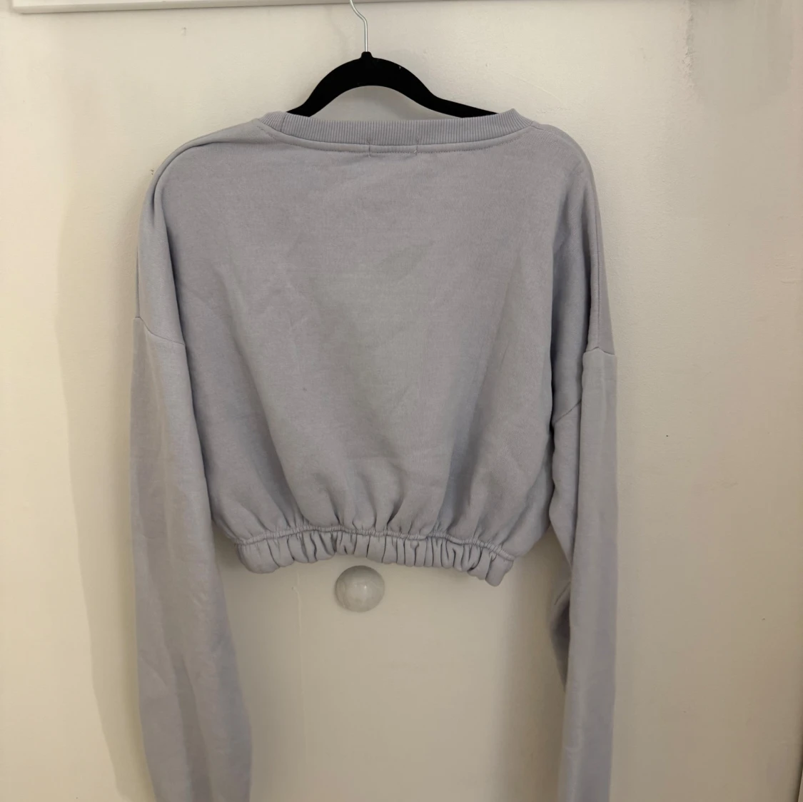 Ljusgrå croppad sweatshirt - 1