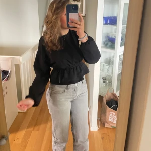 Gråa raka jeans  - Riktigt snygga jeans som tyvärr inte kommer till användning. 