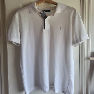 Vit pikétröja från Polo Ralph Lauren - Klassisk vit pikétröja från Polo Ralph Lauren storlek M kan inte garantera att tröjan är äkta då den var en present men skriv vid funderingar.