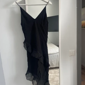 Svart långklänning från HM - Jätte snygg klänning med volanger från HM!🩷Den är inte riktigt min stil och där av säljer jag den💓 Jag har aldrig använt den(prislapp kvar se bild 2) och den har inga defekter💓Priset går att diskutera och skriva gärna om fler bilder vid intresse💞