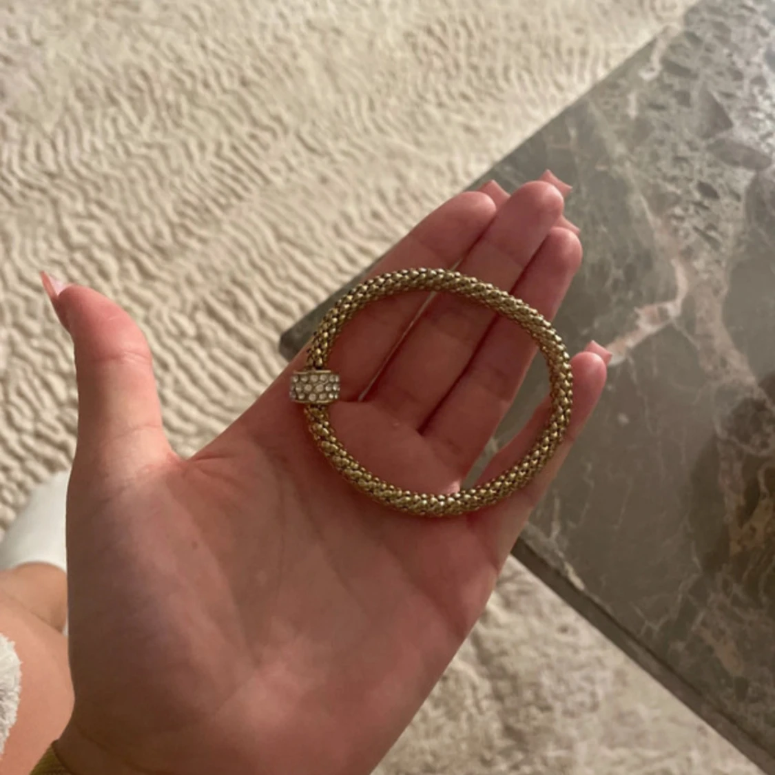 Guldigt armband med glittrig detalj - 2