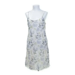 Blommig silkesklänning från N.E.W.O.R.L.D - Supersöt kortklänning i 100% silke från N.E.W.O.R.L.D Milano. Ljus botten med blå och grå blommor, tunna axelband och flowig passform. Perfekt för dig som gillar romantiska vibes och vill ha något luftigt och elegant.