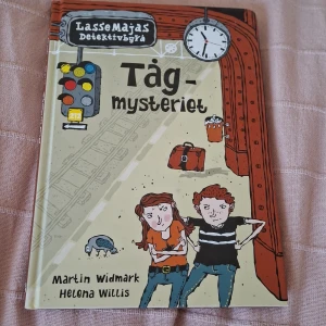 Tågmysteriet - Följ med Lasse och Maja på ett spännande äventyr i Valleby! Tågmysteriet bjuder på kluriga ledtrådar, coola illustrationer och massor av humor. Perfekt för dig som gillar mysterier och vill lösa gåtor tillsammans med vänner.