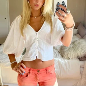 Vit blus - Sååå sjukt snygg vit blus ifrån hm med supersöt passform!!💞💞💞