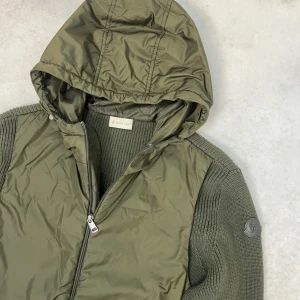 Moncler hooded cardigan jacket - – Condition: 9/10 - flawless  – Retail price: 10 000 + SEK  Please note that Moncler runs small, we recommend going up one size from your usual size.