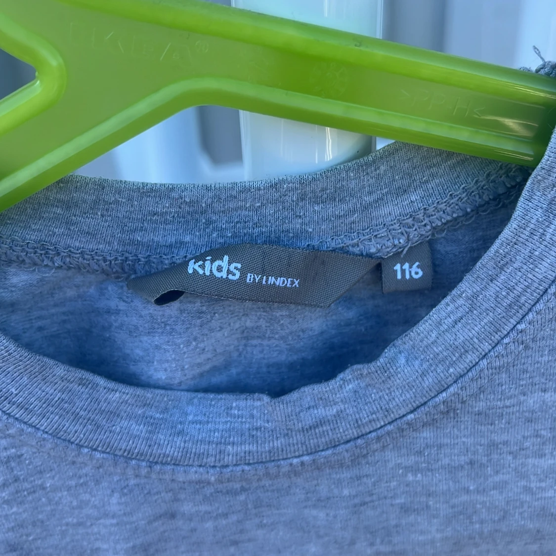 Grå t-shirt med kattmotiv från Lindex - 2