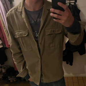 Grön overshirt - Snygg overshirt med klassisk krage och två stora bröstfickor från asos. Hör gärna av er för fler bilder eller frågor!