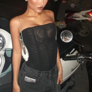 Korsett topp - Säljer mina korsett topp från LEAU. Endast använd en gång. Sömmen längst ner vid dragkedjan har gått ut så man måste vara försiktig när man drar ner dragkedjan så den inte åker ur men inget som syns när man har på sig den.🩷