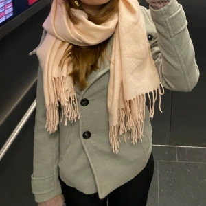 Grå kappa - Grå kappa i strl 34, perfekt för hösten/ tidig vår! Knappar, krage och fickor, 150kr🧥🩶