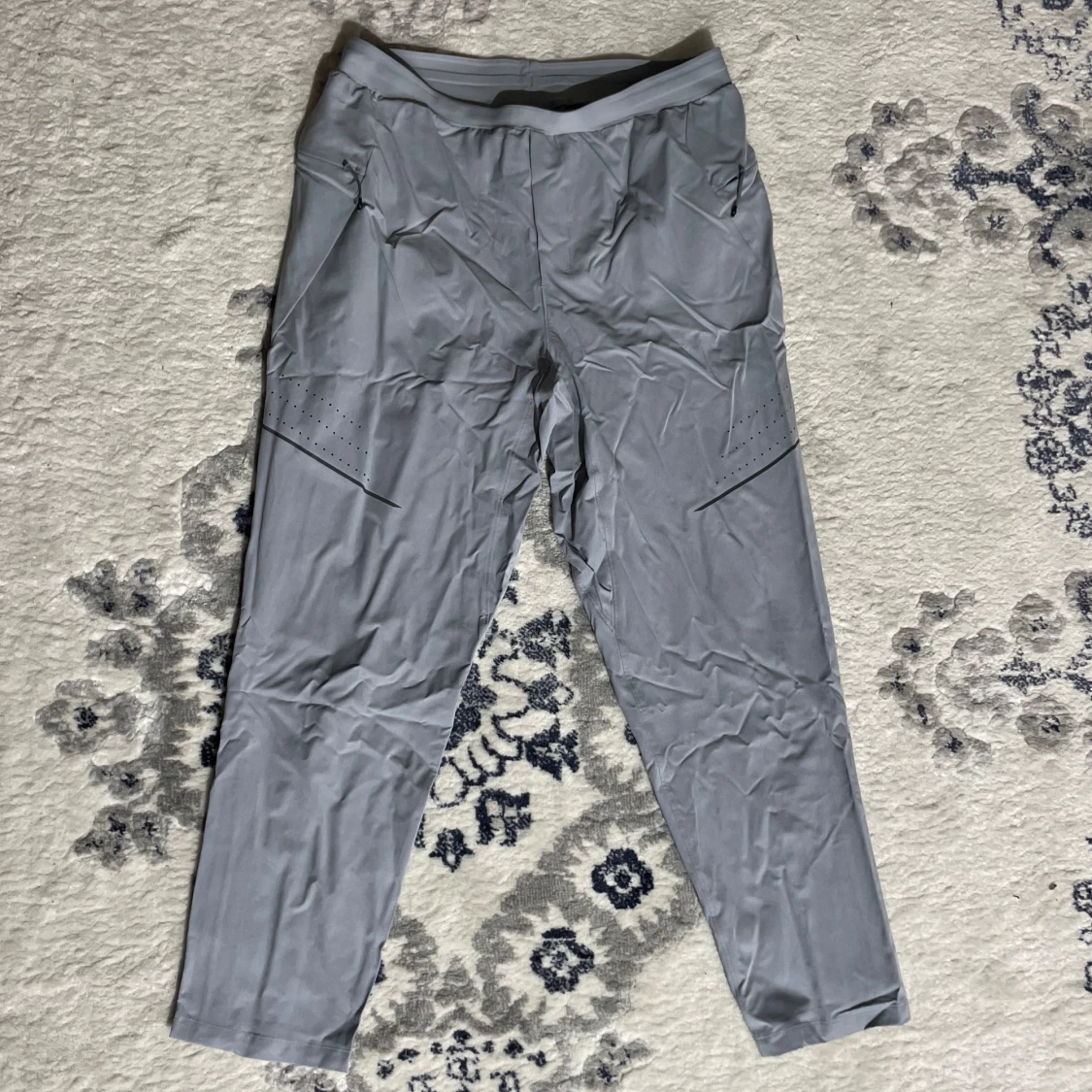 Grå träningsbyxor från Lululemon