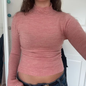 Rosa stickad polotröja med spetsdetalj - Ny med prislapp! Supersöt ljusrosa stickad polotröja från Mango med spetsdetaljer vid halsen och ärmsluten. Tröjan är figurnära med långa ärmar och ribbade muddar. 🌸