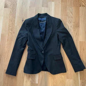 Kavaj - Otroligt fin randig kavaj / blazer i fint skick. Passar både till vardags och festliga tillfällen. Från Zara i storlek S, passar nog även XS.🌸